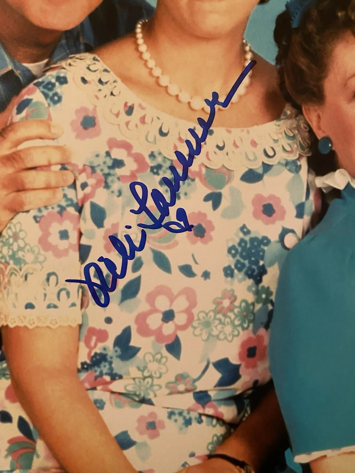 Vicki Lawrence — Vicki Lawrence Signed Autographed Photo Mamas Family Cast Trio Beckett BAS, изображение 2