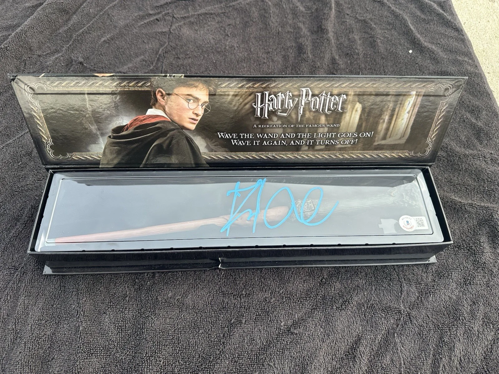 Daniel Radcliffe — Daniel Radcliffe Signed HARRY POTTER Autographed Illuminating Wand Beckett COA, изображение 3