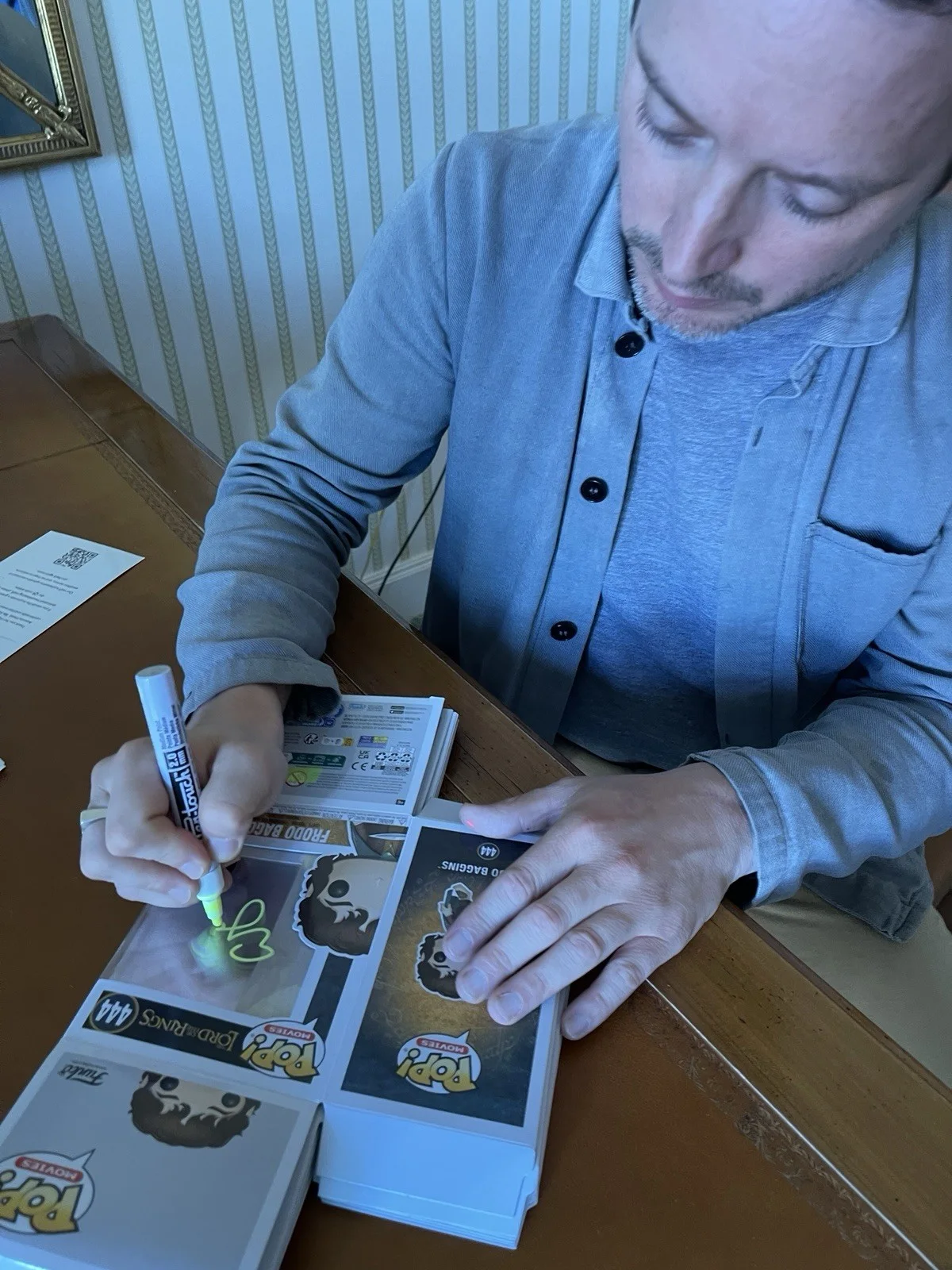 Elijah Wood — ELIJAH WOOD SIGNED FUNKO POP LORD OF THE RINGS FRODO BAGGINS JSA CHASE, изображение 4