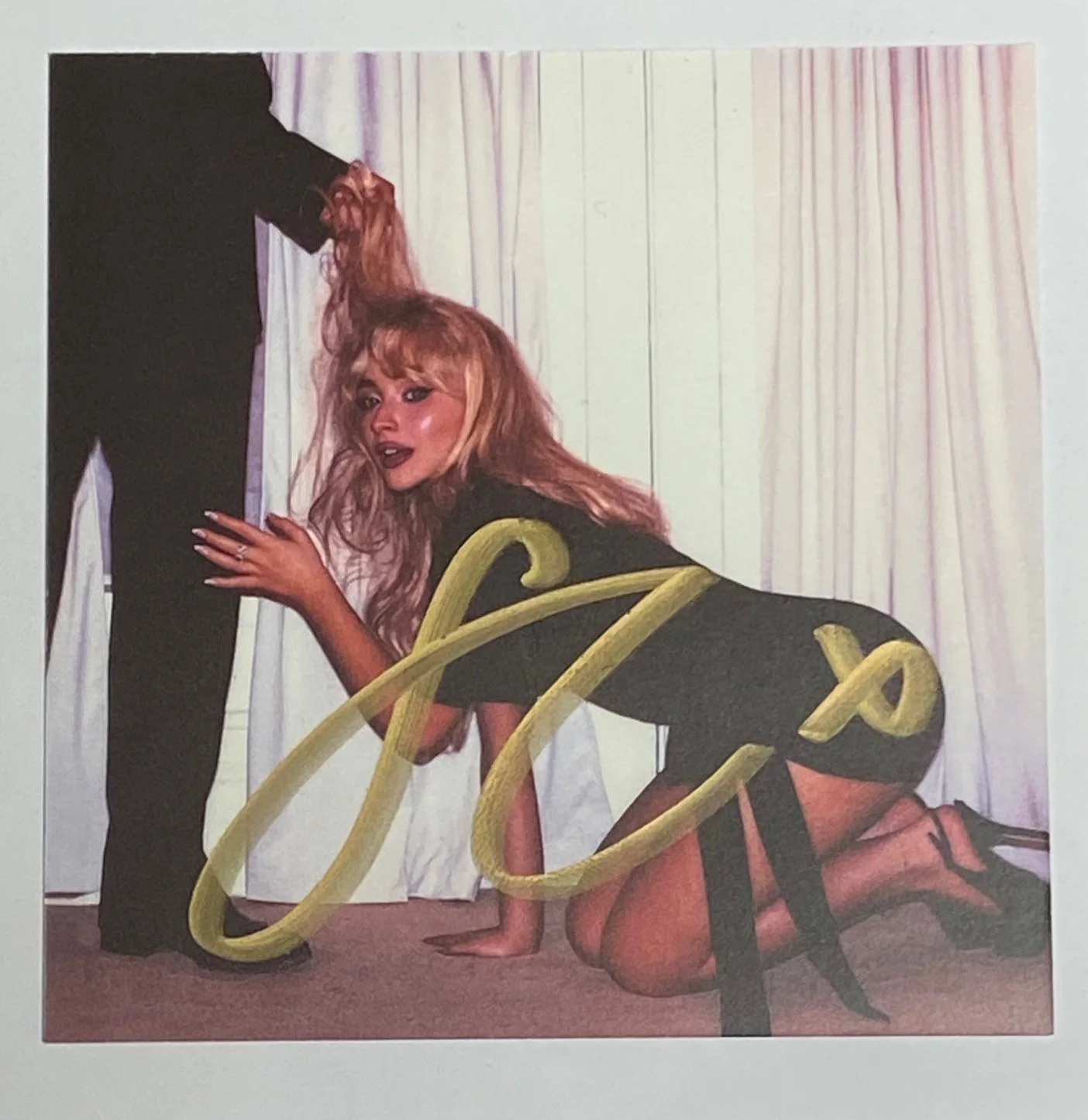 SABRINA CARPENTER SIGNED AUTOGRAPH FRAMED CD DISPLAY MAN’S BEST FRIEND BECKETT, image 3