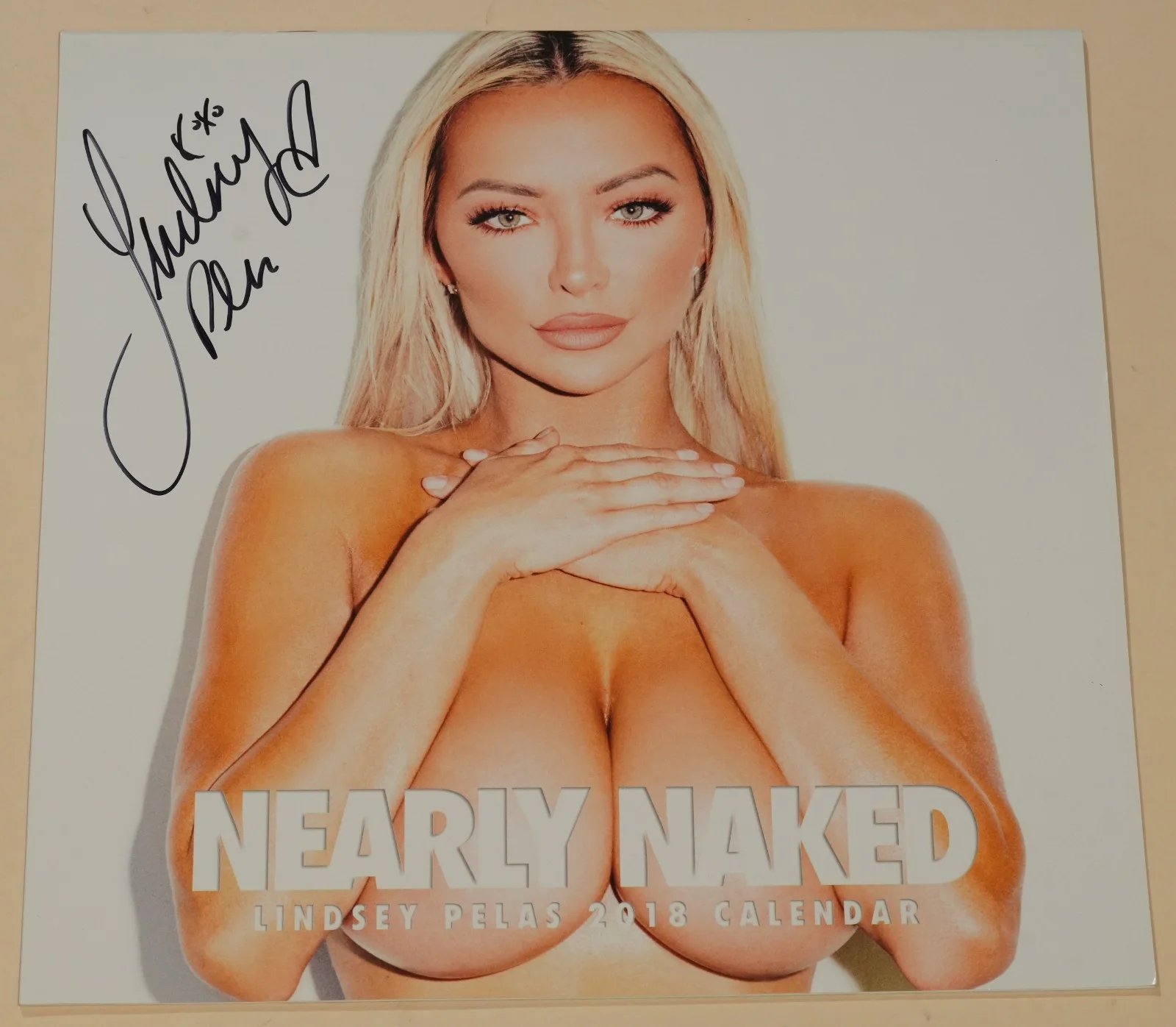 Lindsey Pelas — Lindsey Pelas Signed Official 2018 Calendar BAS COA Playboy Nearly Naked Auto'd, изображение 3