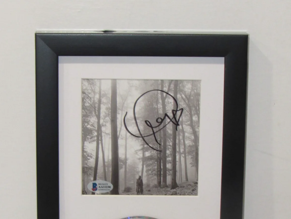 Taylor Swift — Taylor Swift Hand Signed Autographed Framed CD FOLKLORE BECKETT COA, image 3