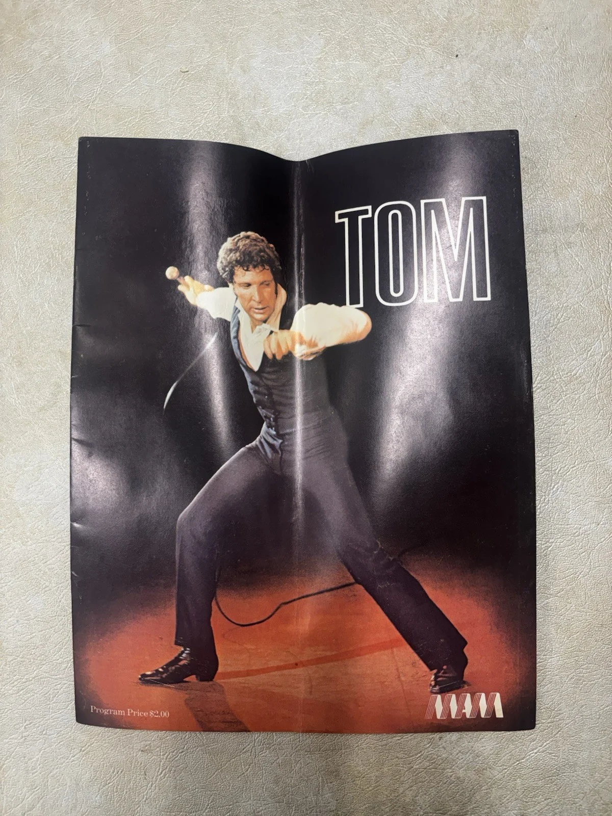 Pop & R&B Music Legend Tom Jones Signed Autographed Program Book, image 2