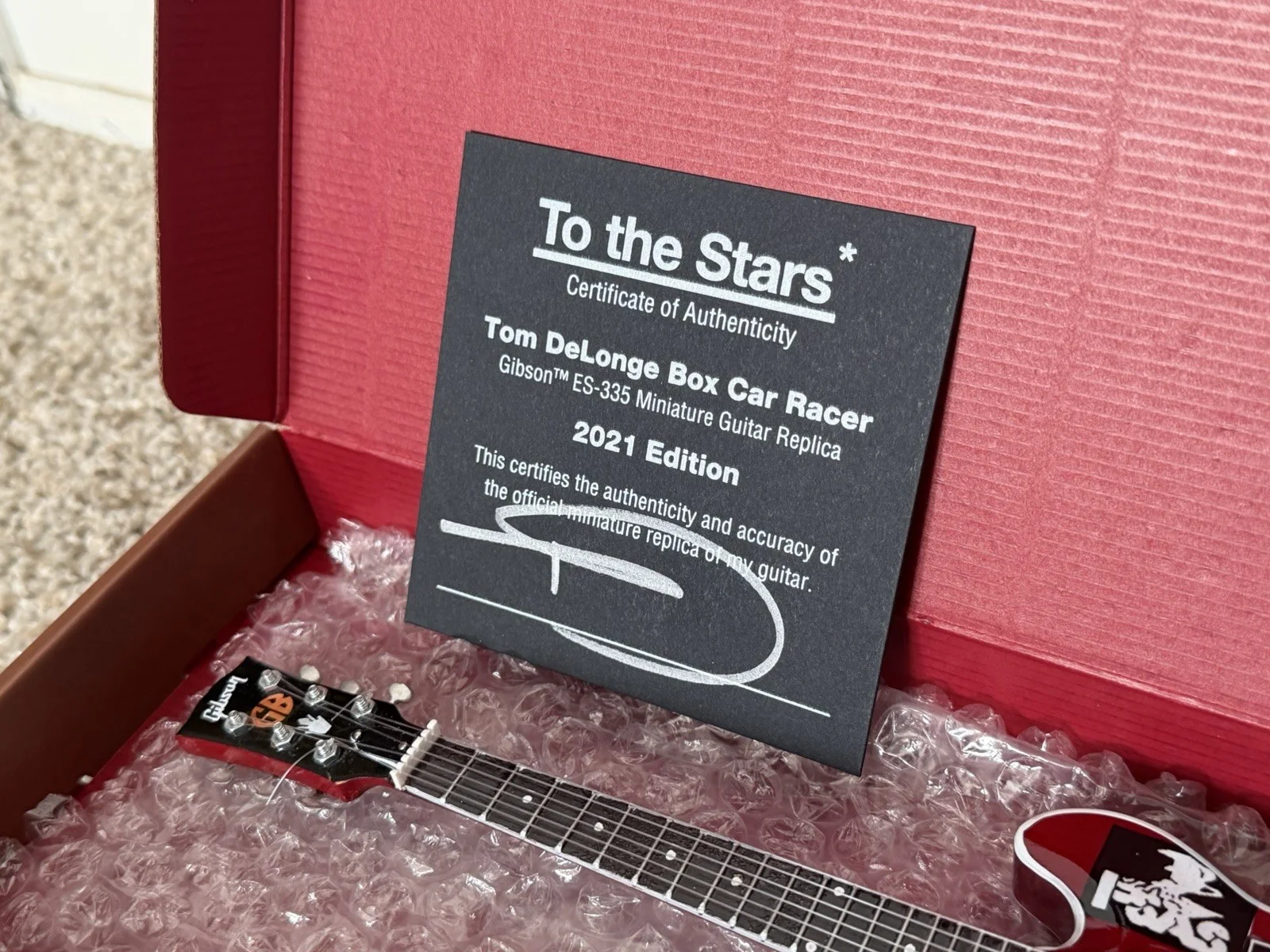 Tom DeLonge — Tom DeLonge Box Car Racer Miniature Guitar with SIGNED CARD AUTOGRAPHED Rare NEW, image 2