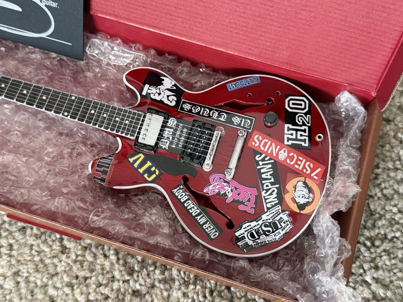 Tom DeLonge — Tom DeLonge Box Car Racer Miniature Guitar with SIGNED CARD AUTOGRAPHED Rare NEW, image 3