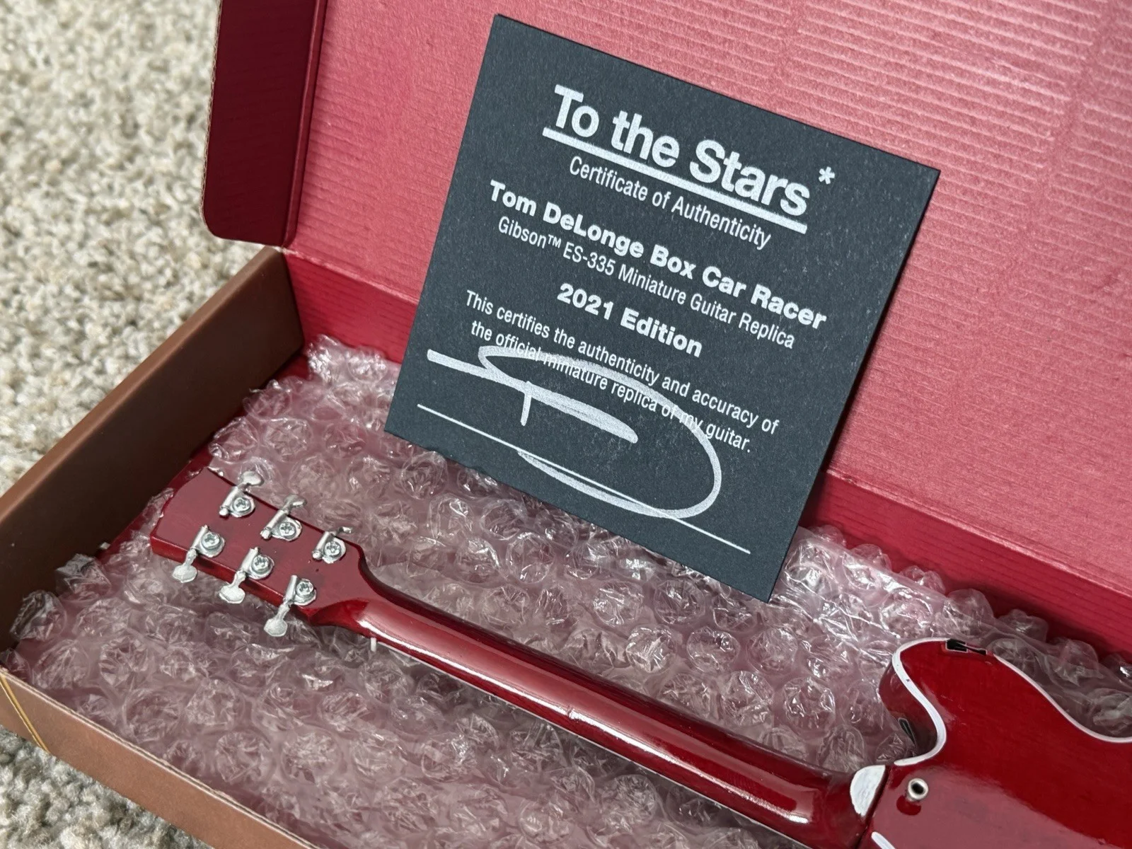 Tom DeLonge — Tom DeLonge Box Car Racer Miniature Guitar with SIGNED CARD AUTOGRAPHED Rare NEW, image 5