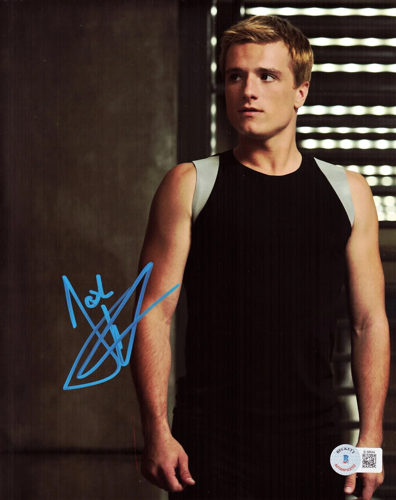Josh Hutcherson — Josh Hutcherson Signed 8x10 Photo The Hunger Games Peeta Autograph Beckett