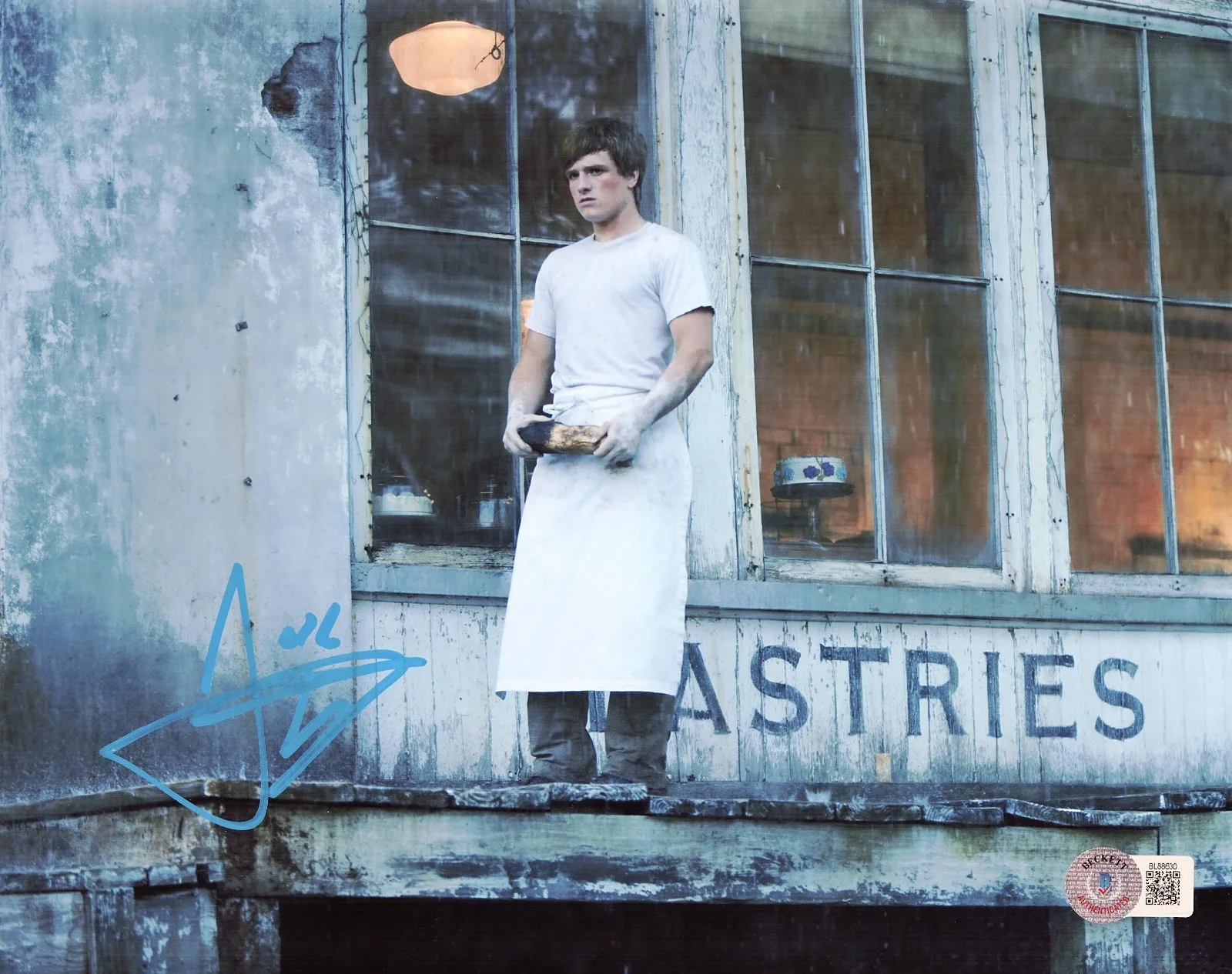 Josh Hutcherson — Josh Hutcherson Signed 8x10 Photo The Hunger Games Peeta Autograph Beckett