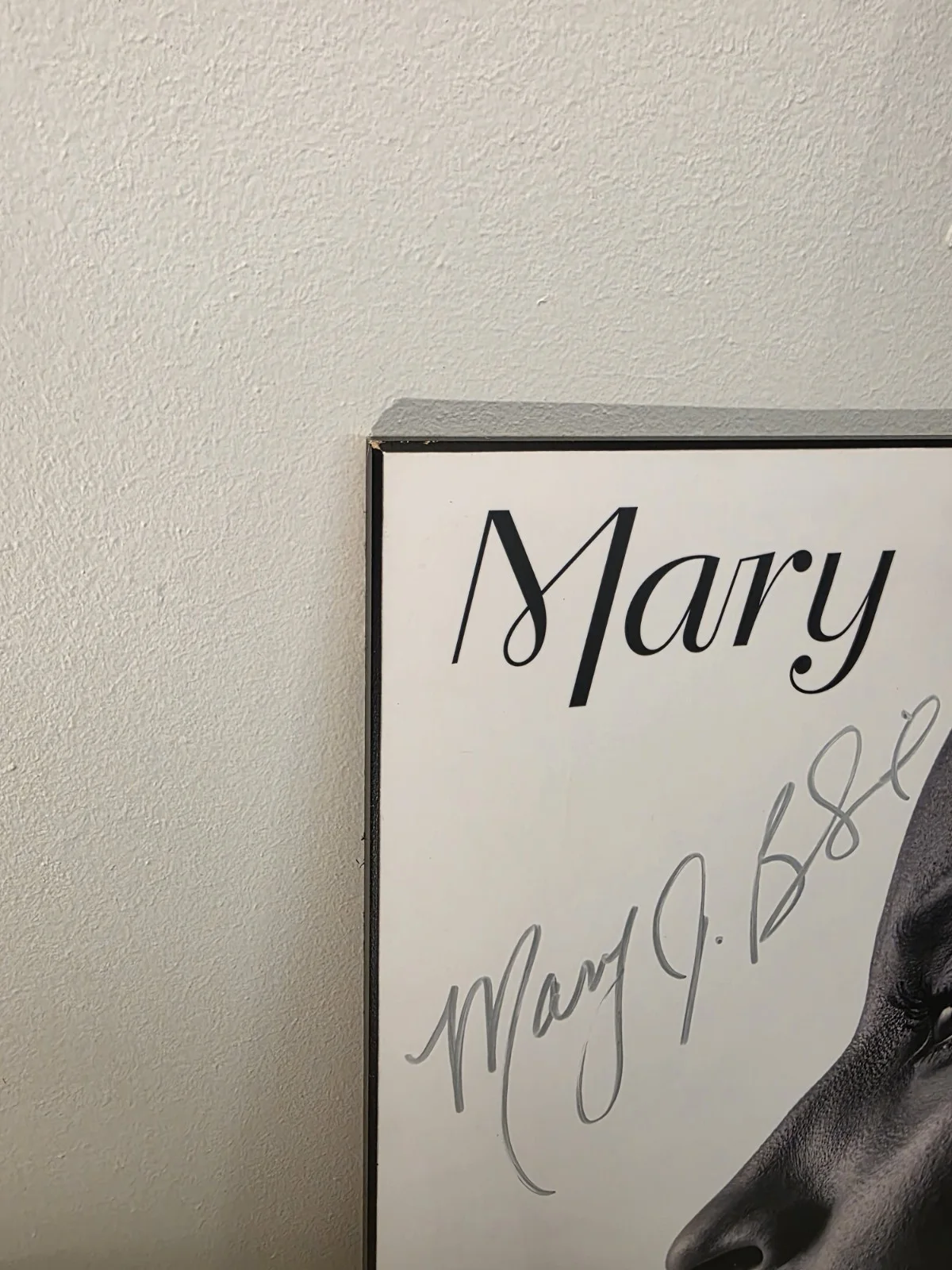 Mary J. BligeAutographed poster, image 4