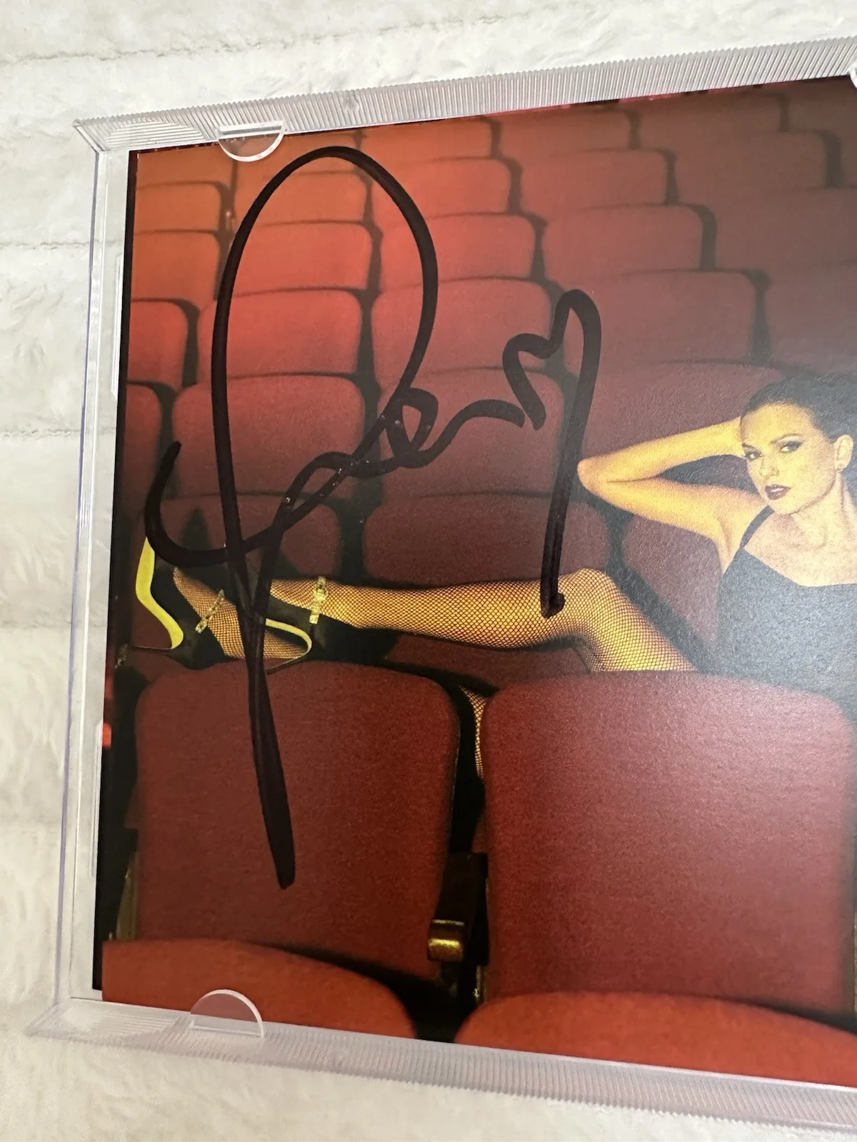 *RARE* LONG SIGNATURE Taylor Swift The Life Of A Showgirl SIGNED CD Photo 4 Open, изображение 3