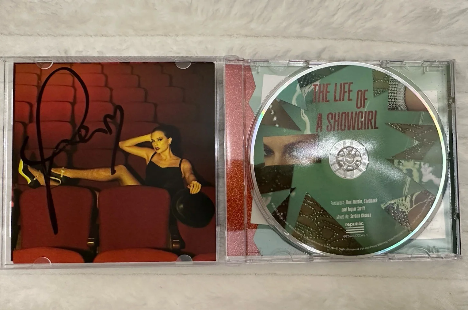 *RARE* LONG SIGNATURE Taylor Swift The Life Of A Showgirl SIGNED CD Photo 4 Open, изображение 4