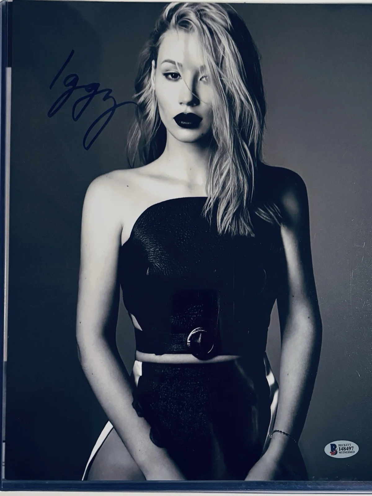 Iqqy Azalea Signed B/W 11x14 Beckett, image 2