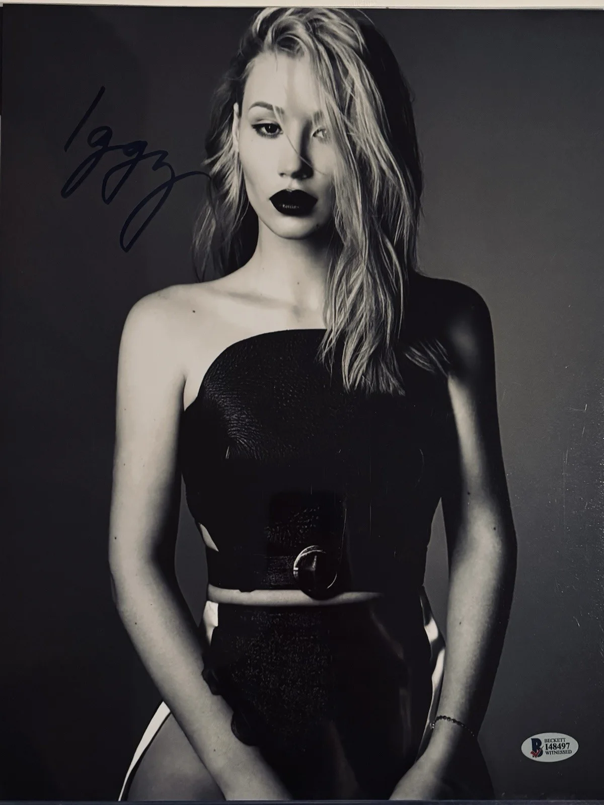 Iqqy Azalea Signed B/W 11x14 Beckett, image 3