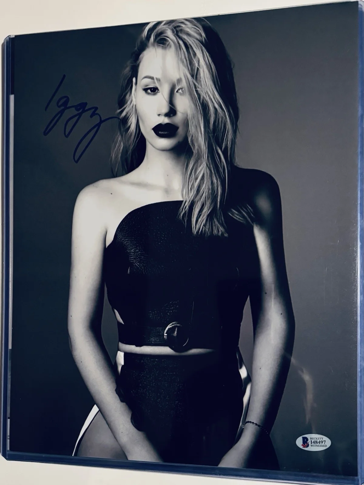 Iqqy Azalea Signed B/W 11x14 Beckett, image 5