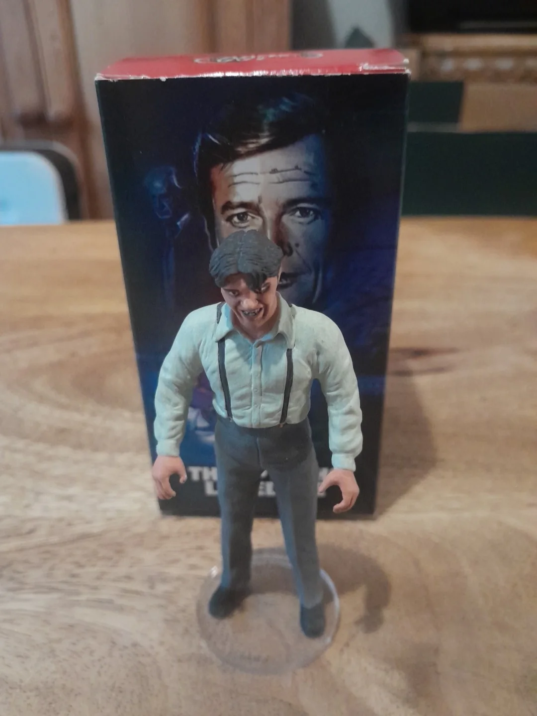 JAMES BOND 007 Corgi ICONS Figure JAWS Spyguise Box Rare, image 2