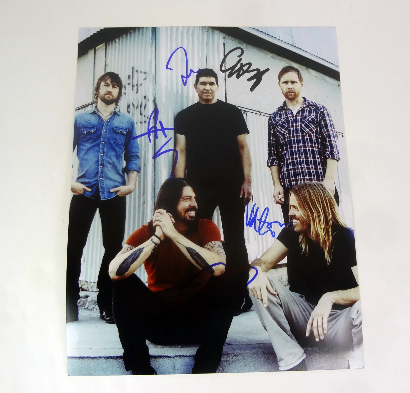Foo Fighters — Foo Fighters Taylor Hawkins Band Signed Autograph 11x14 Photo Beckett BAS COA C, изображение 2