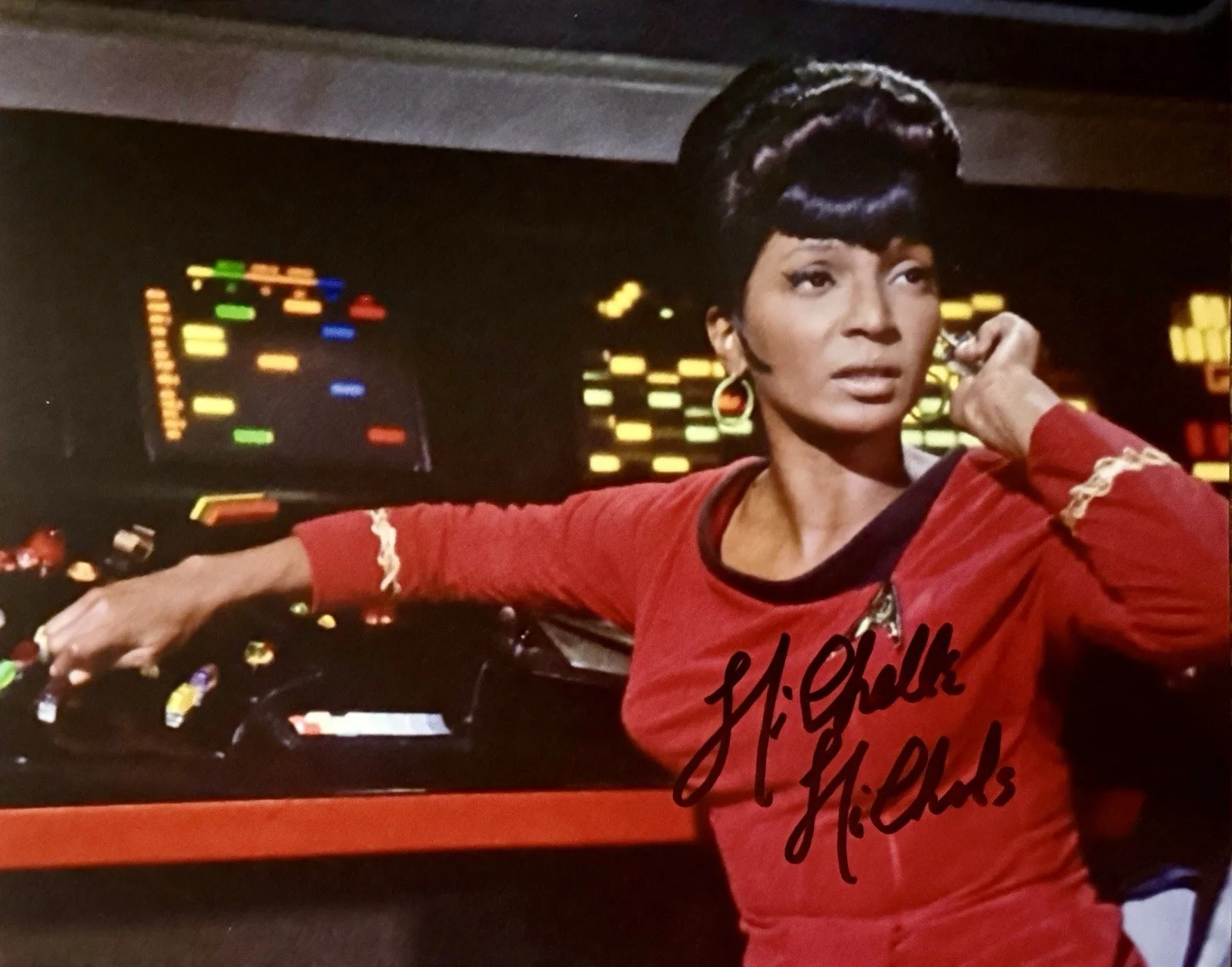 Nichelle Nichols — NICHELLE NICHOLS HAND SIGNED 8X10 NYOTA UHURA STAR TREK BRIDGE OFFICER SPACE