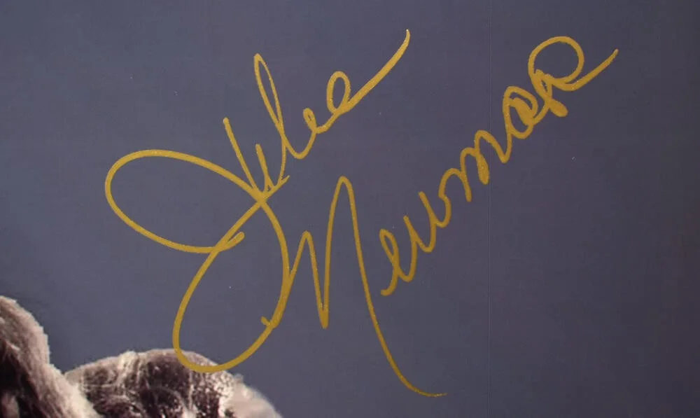 Julie Newmar — Julie Newmar Autographed 16x20 Catwoman Lean Photo -Beckett W Hologram *Gold, изображение 2