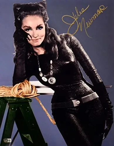 Julie Newmar — Julie Newmar Autographed 16x20 Catwoman Lean Photo -Beckett W Hologram *Gold, изображение 5