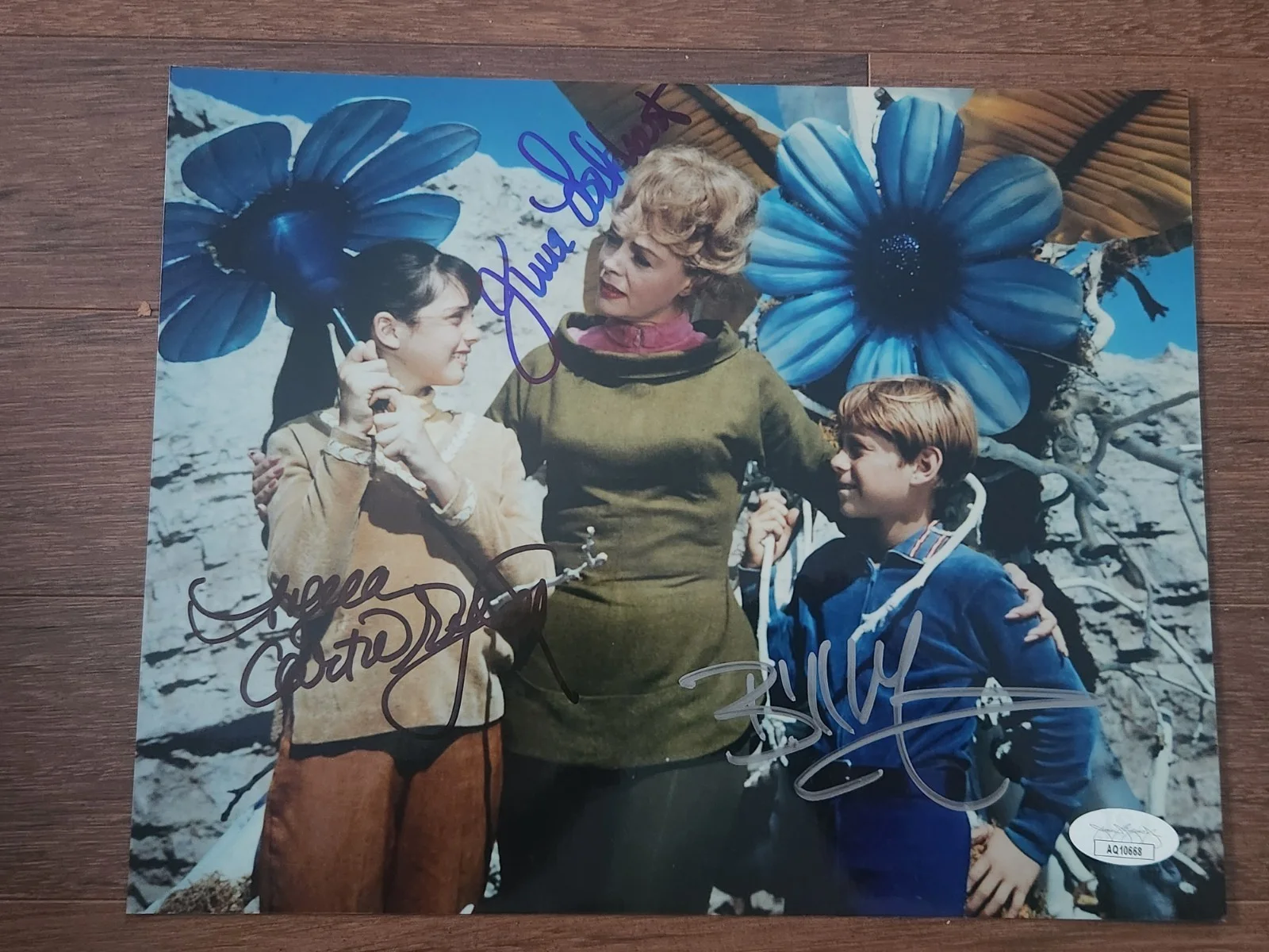 June Lockhart AND Angela Cartwright AND Bill Mumy — June Lockhart Angela Cartwright Bill Mumy SIGNED Lost in Space Photo JSA COA