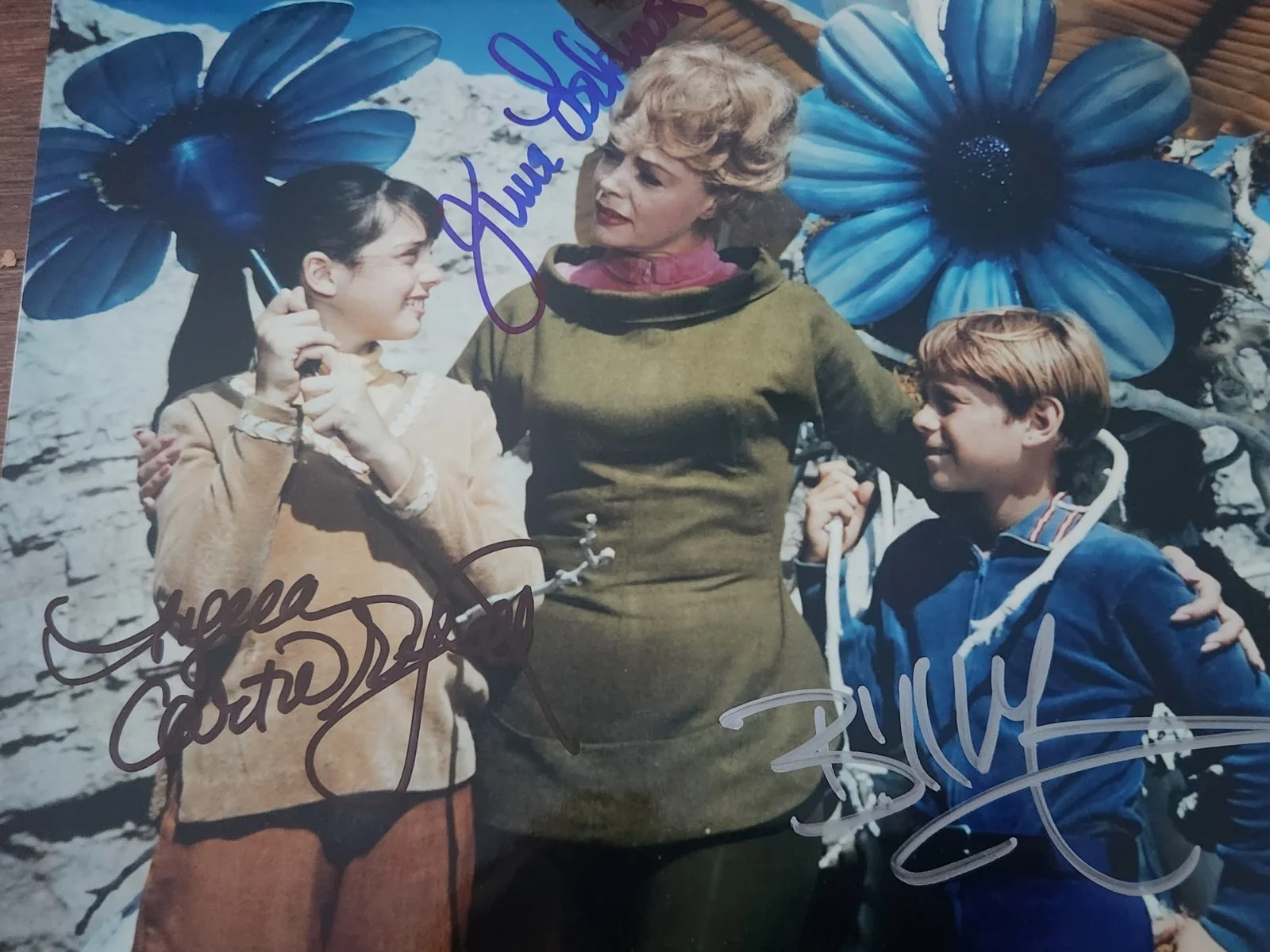 June Lockhart, Angela Cartwright, Bill Mumy — June Lockhart Angela Cartwright Bill Mumy SIGNED Lost in Space Photo JSA COA, изображение 2
