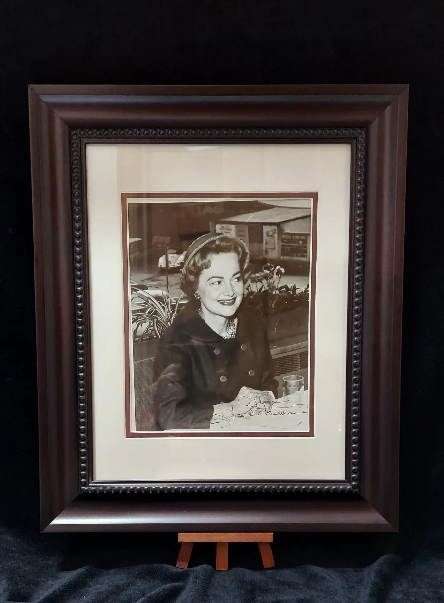 Olivia de Havilland — Olivia de Havilland Autographed Black & White Photo Framed and Matted, изображение 2