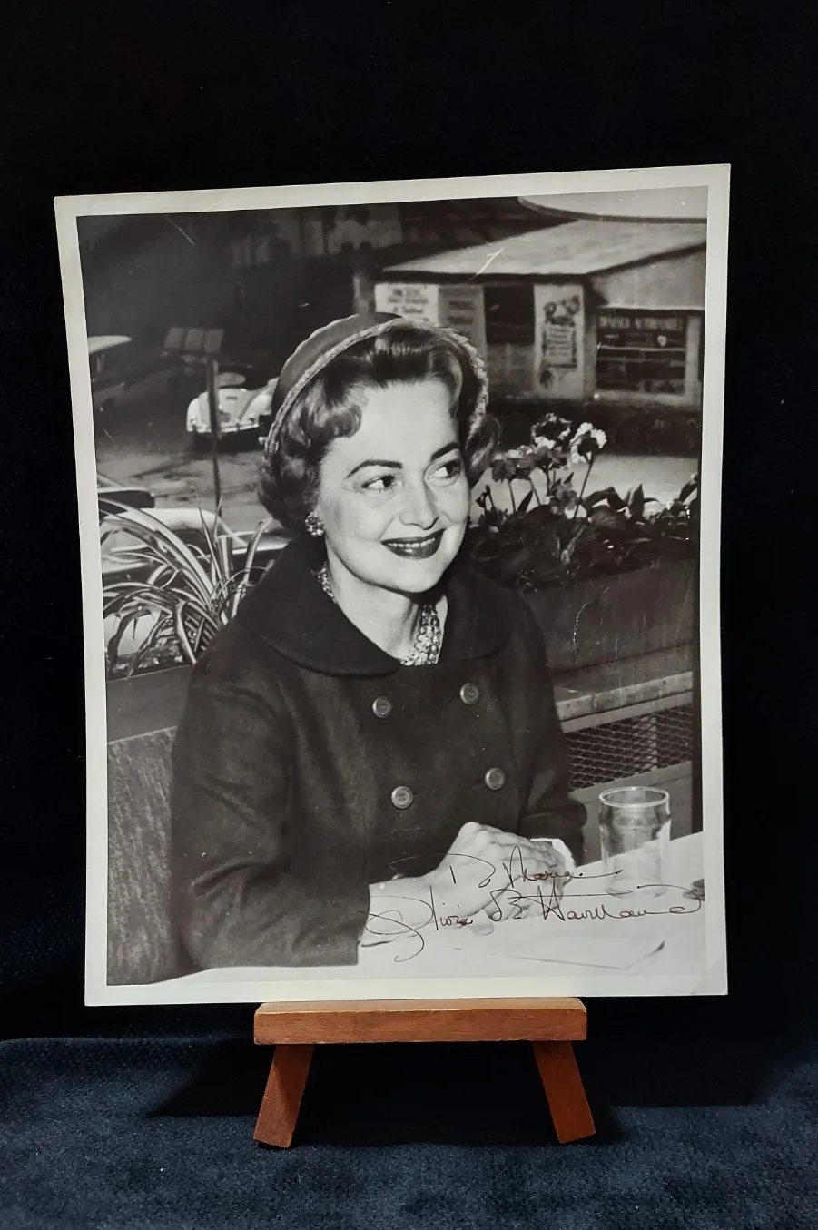 Olivia de Havilland — Olivia de Havilland Autographed Black & White Photo Framed and Matted, изображение 3