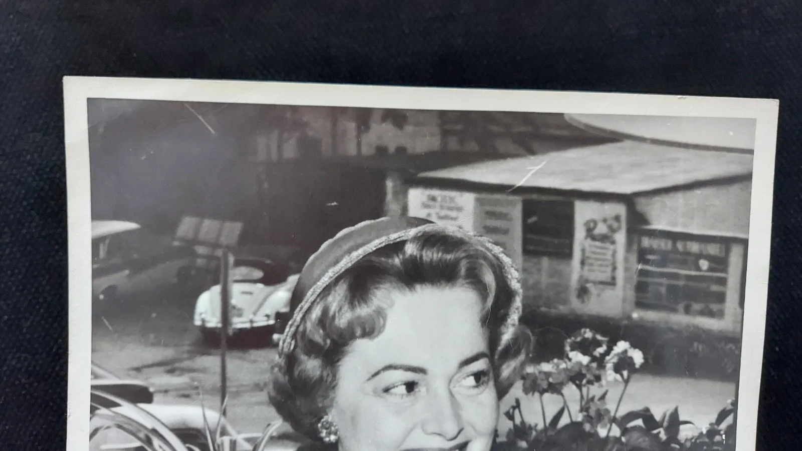 Olivia de Havilland — Olivia de Havilland Autographed Black & White Photo Framed and Matted, изображение 5