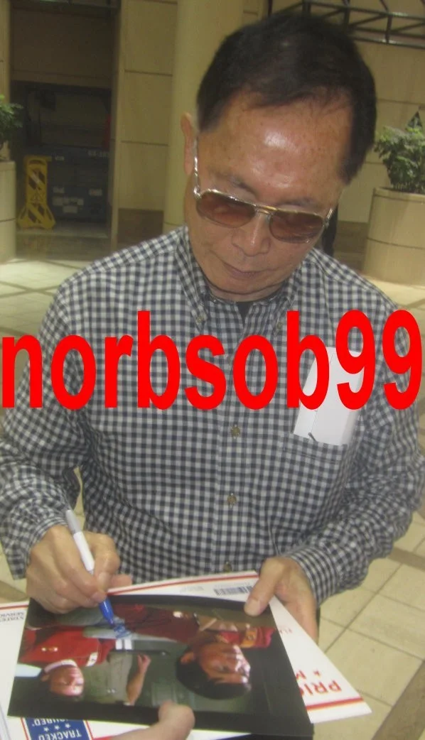 GEORGE TAKEI SIGNED STAR TREK HIKARU SULU 8x10 PHOTO w/PROOF & AUTOGRAPH COA, изображение 2