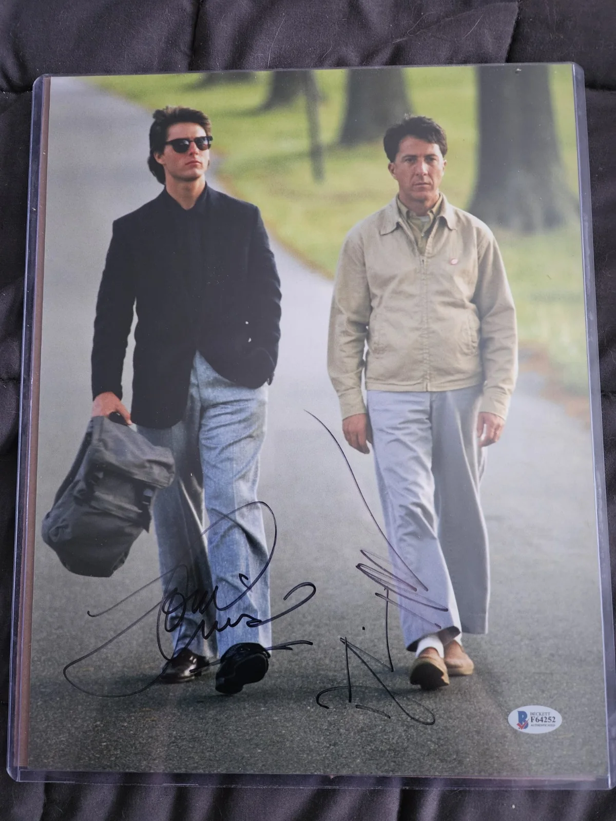 TOM CRUISE — Beckett TOM CRUISE DUSTIN HOFFMAN SIGNED PHOTO RAIN MAN AUTOGRAPH BECKETT COA 1