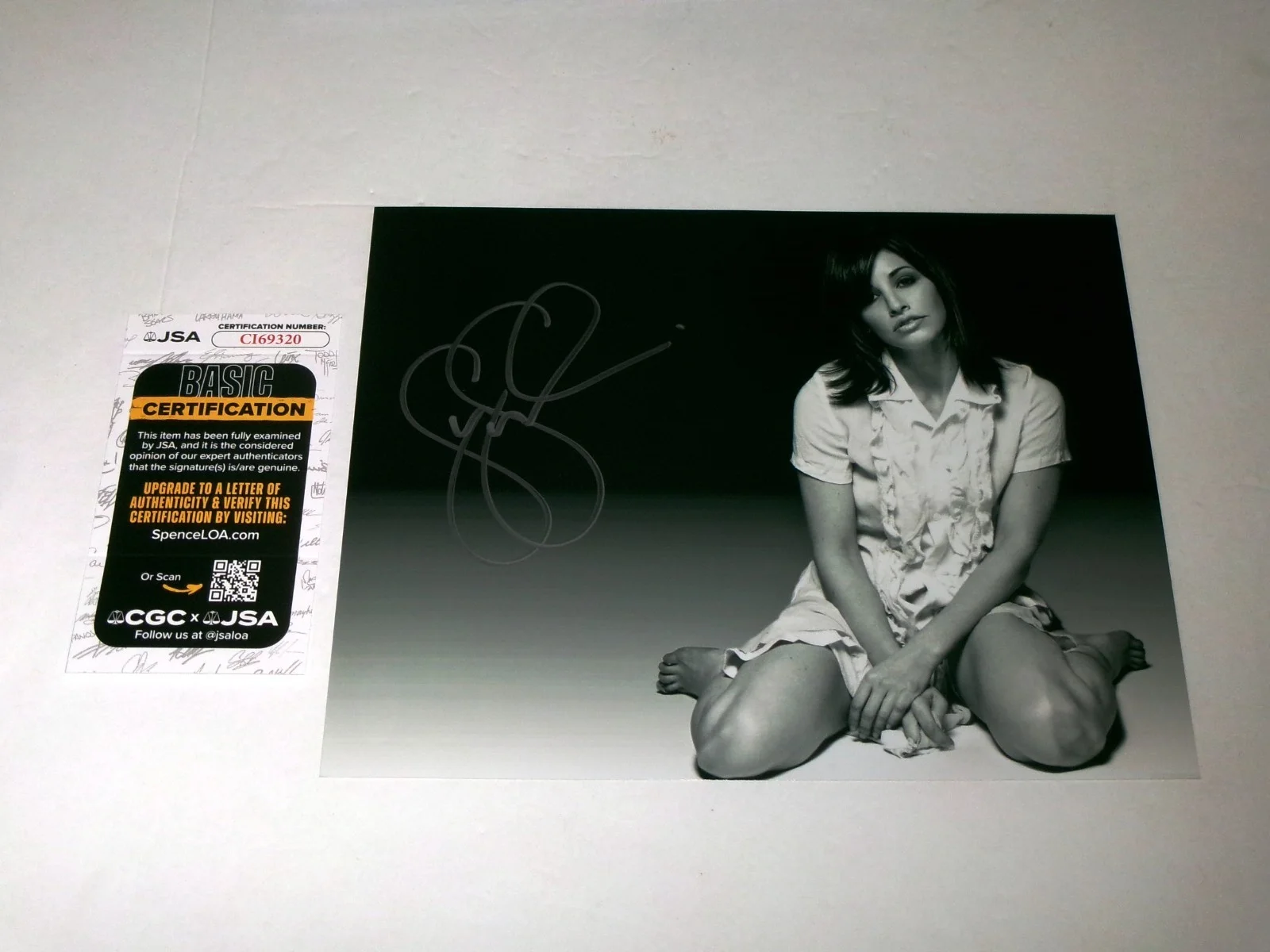 Gina Gershon — Sexy Gina Gershon Signed 8X10 B/W Photo JSA CERT