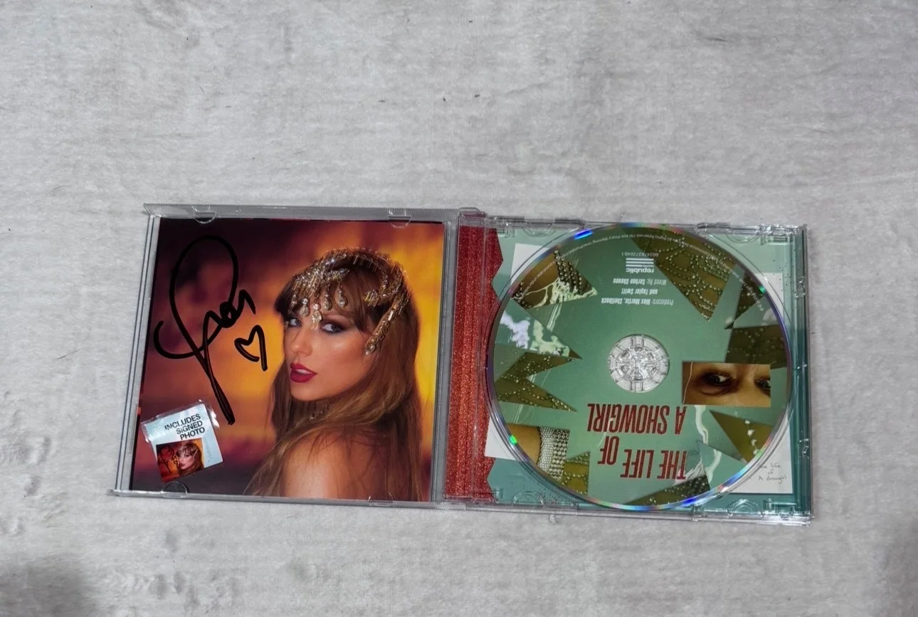 Taylor Swift - The Life of a Showgirl CD Photo 1, изображение 2