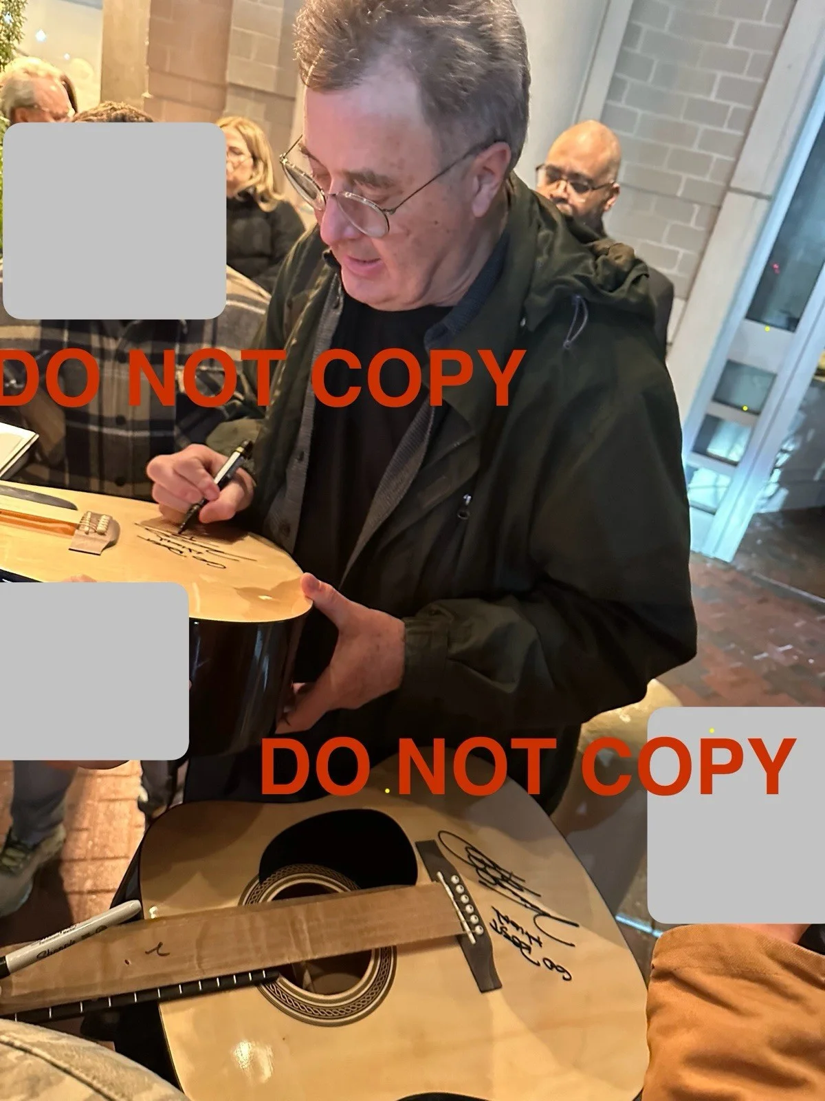 VINCE GILL SIGNED FULL SIZE ACOUSTIC GUITAR EXACT PHOTO PROOF ⛪️SONG INSCRIPTION, изображение 4