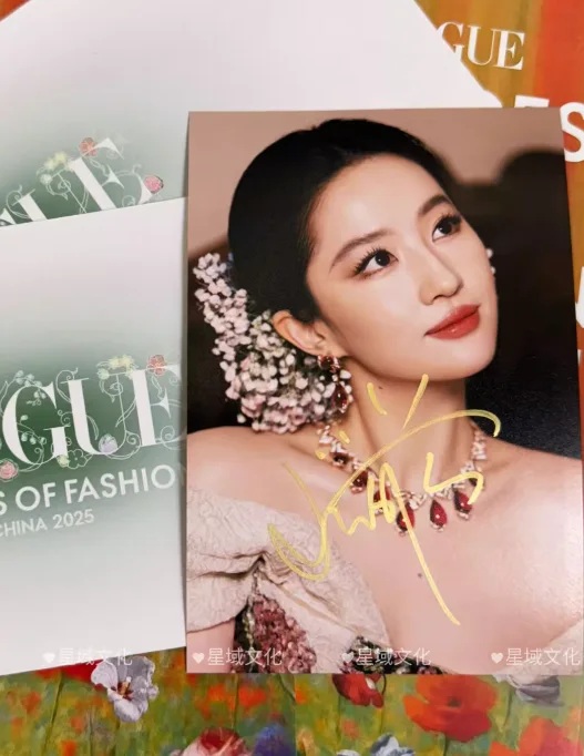 刘亦菲Crystal Liu Handwritten signature photo, image 2