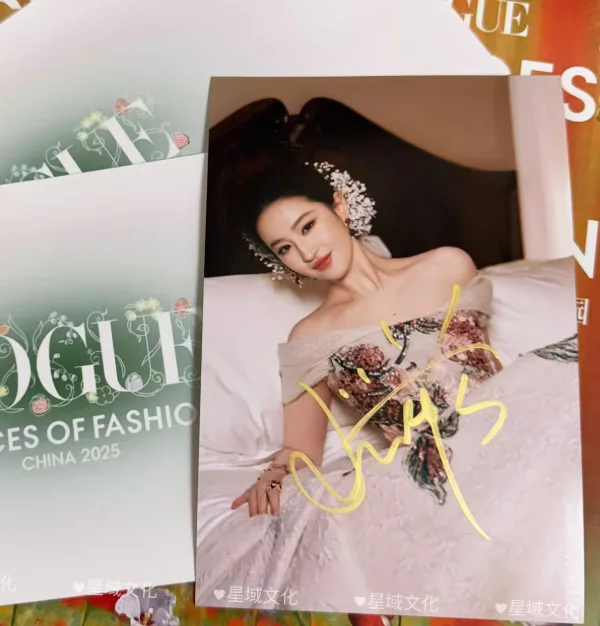 刘亦菲Crystal Liu Handwritten signature photo, image 3