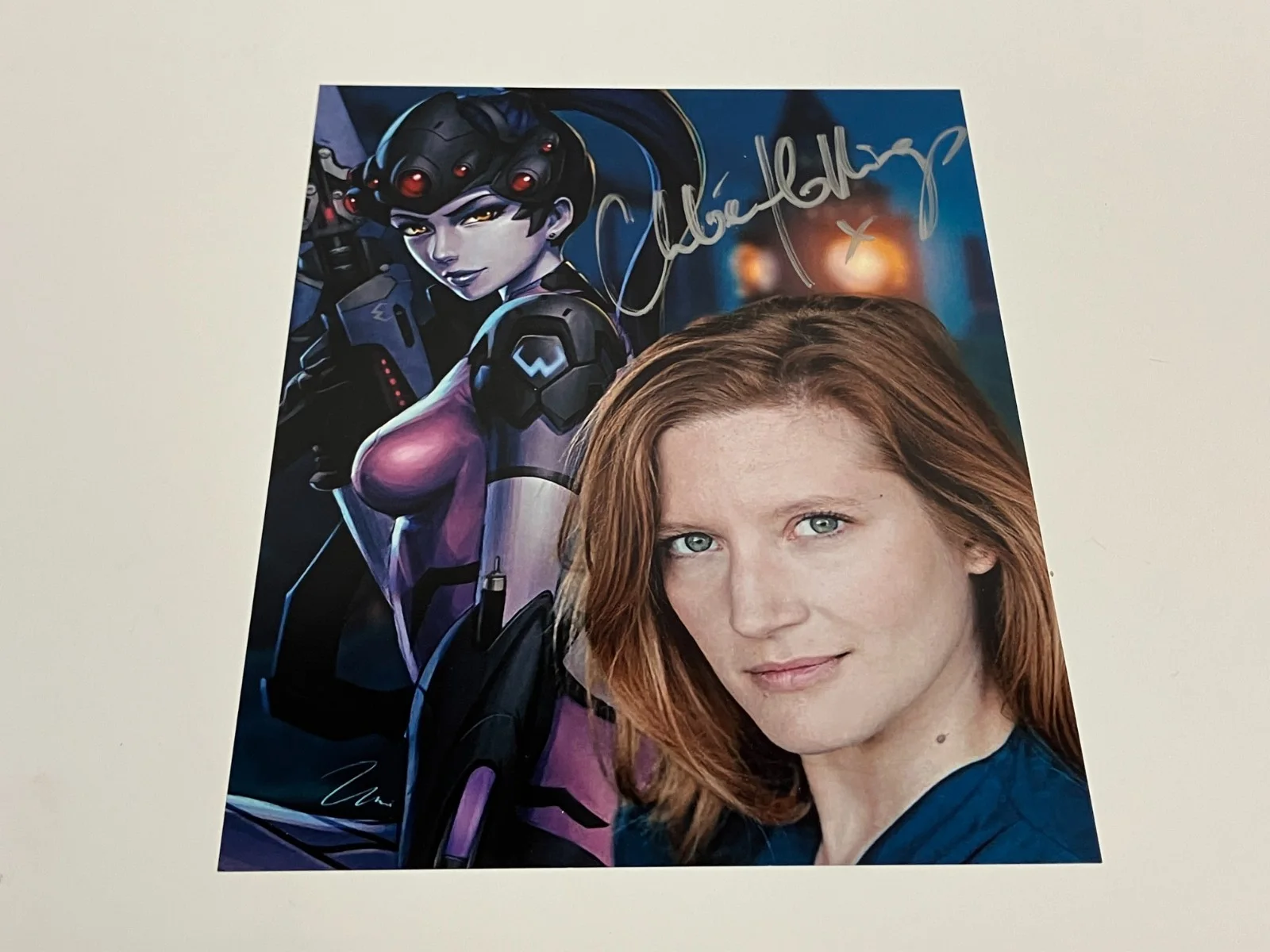 Chloe Hollings — Chloe Hollings WIDOWMAKER Overwatch Signed 8 x 10 Photo with Wizard World COA, изображение 2