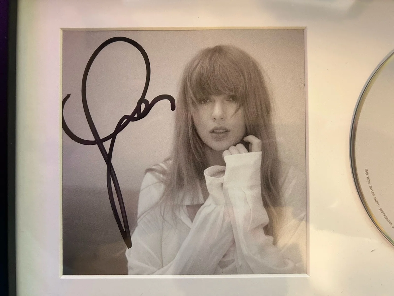 Taylor Swift SIGNED CD The Tortured Poets Department (TTPD) Framed, изображение 2