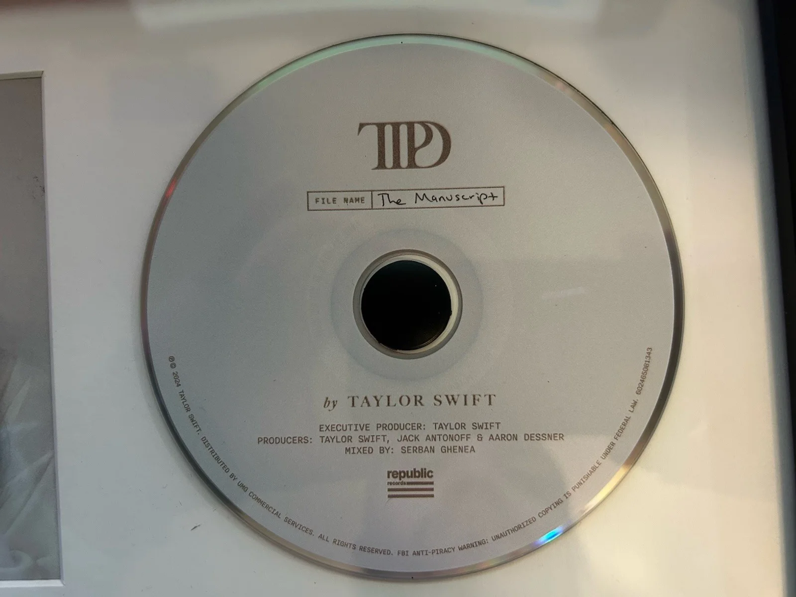 Taylor Swift SIGNED CD The Tortured Poets Department (TTPD) Framed, изображение 3