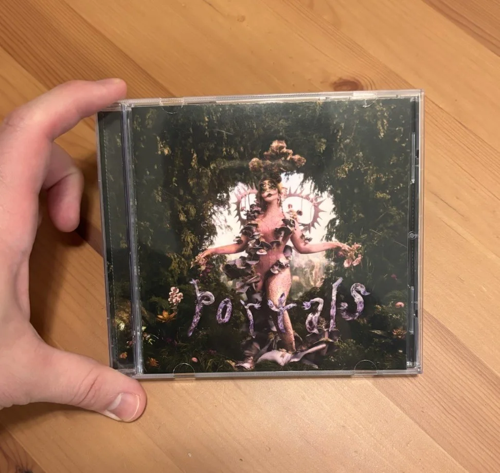 Melanie Martinez SIGNED Portals Art Card (Rare Full Signature) and CD, изображение 2