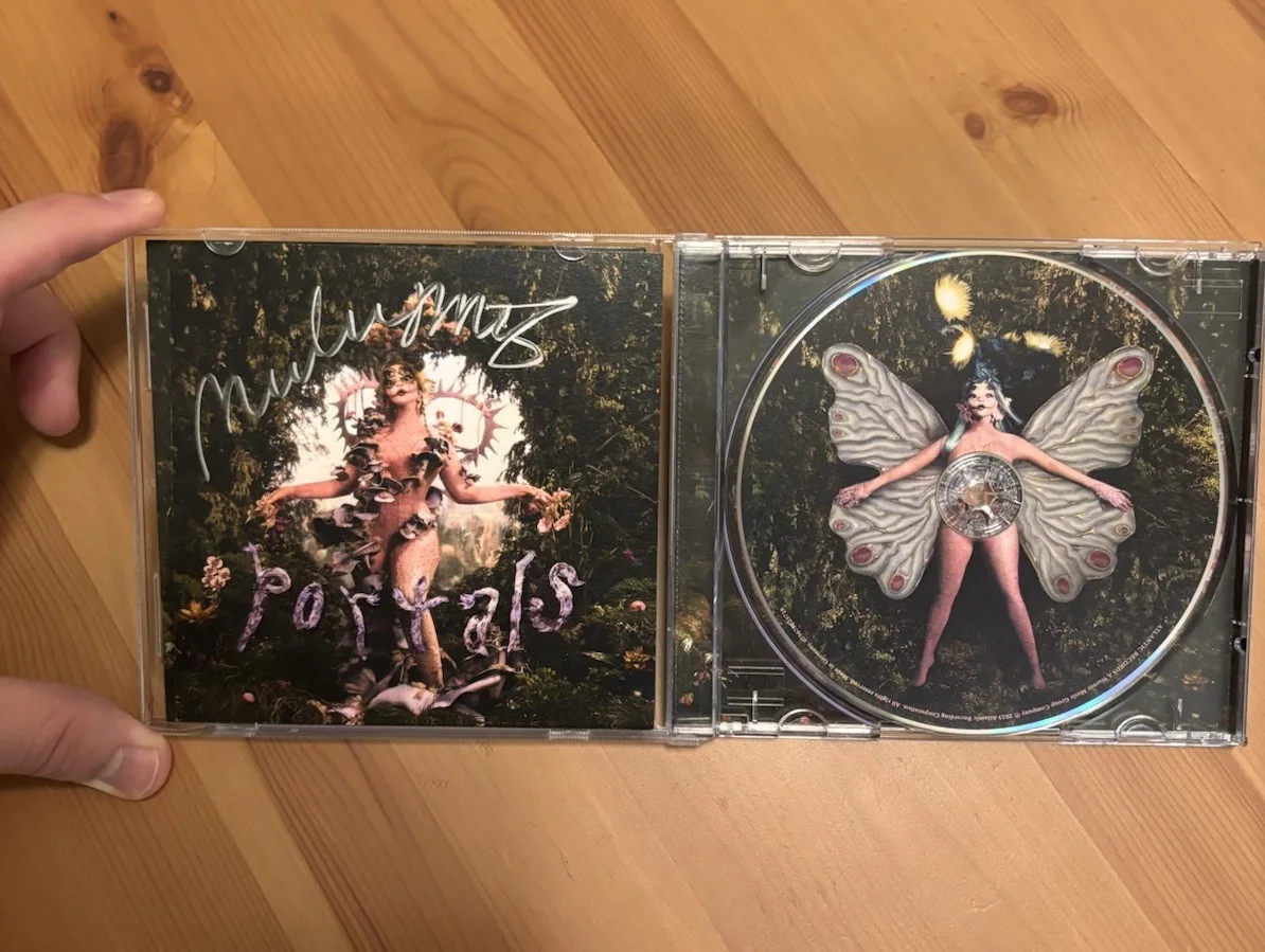 Melanie Martinez SIGNED Portals Art Card (Rare Full Signature) and CD, изображение 3
