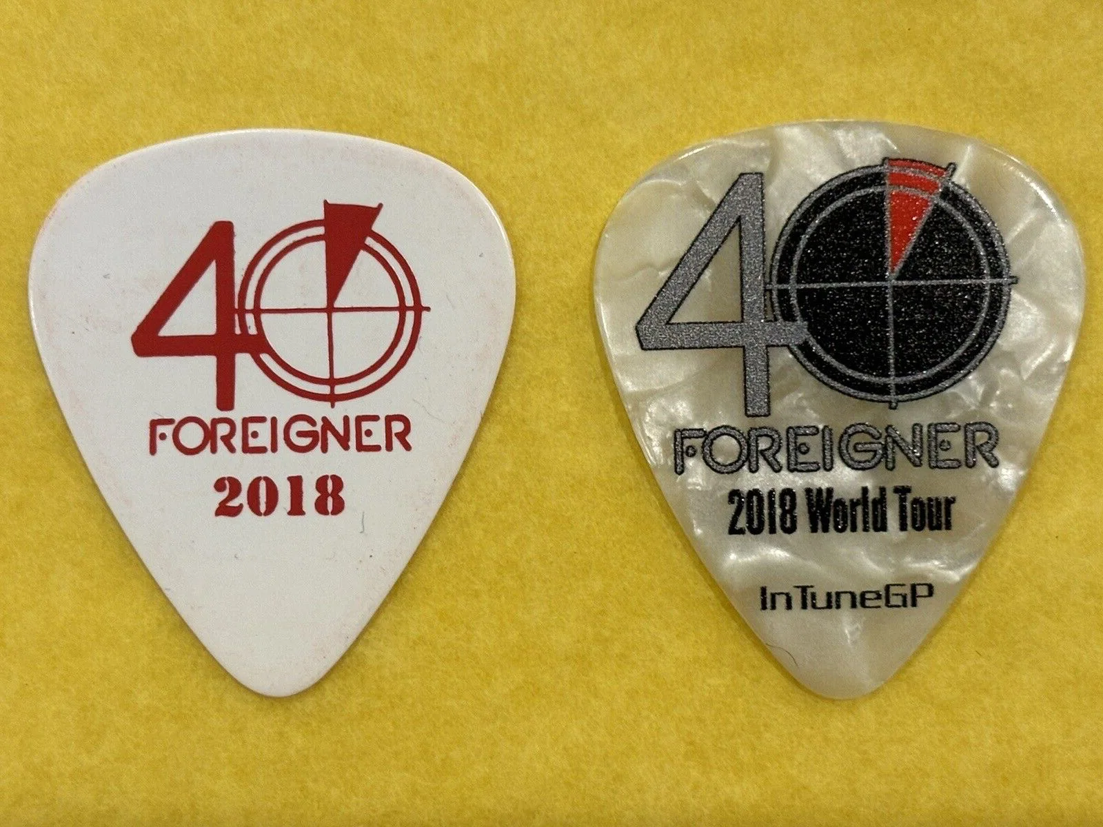 FOREIGNER 2018 Mick Jones STAGE-USED GUITAR STRINGS & 2 Guitar Pick Set ENGLAND, image 3