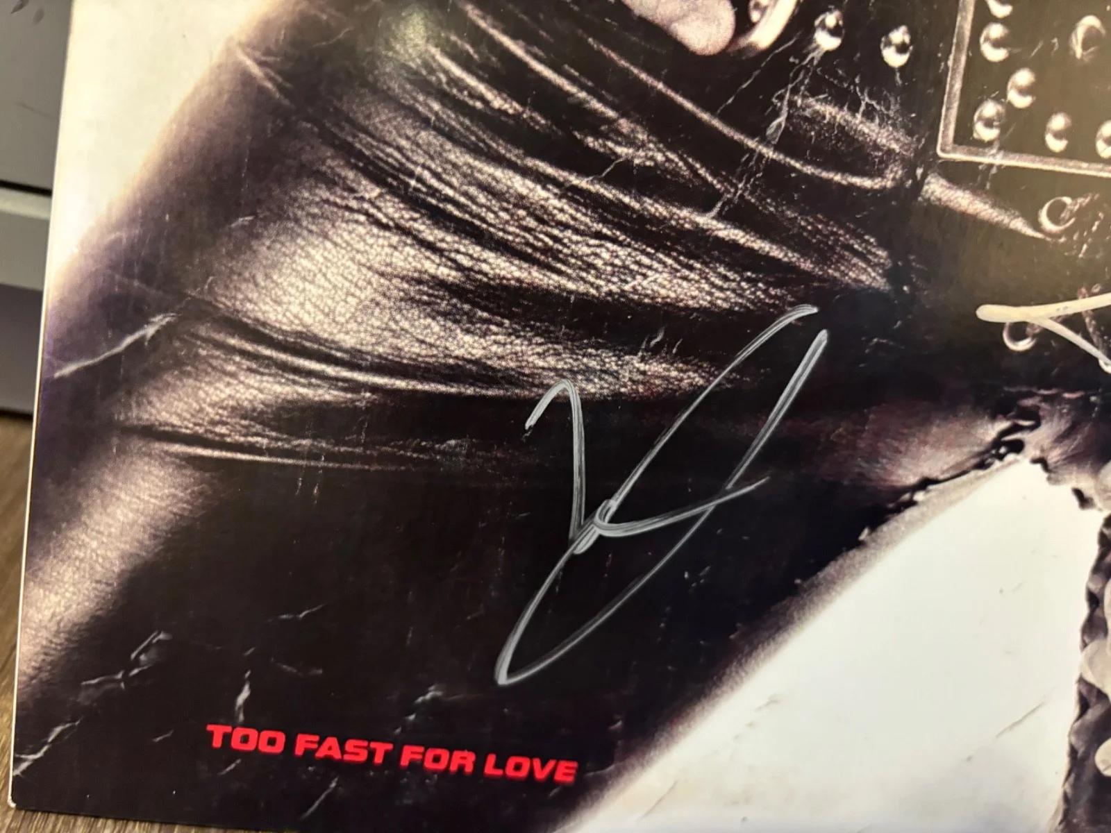 MOTLEY CRUE SIGNED AUTOGRAPHED LP VINYL TOO FAST FOR LOVE TOMMY LEE VINCE NEIL, изображение 3