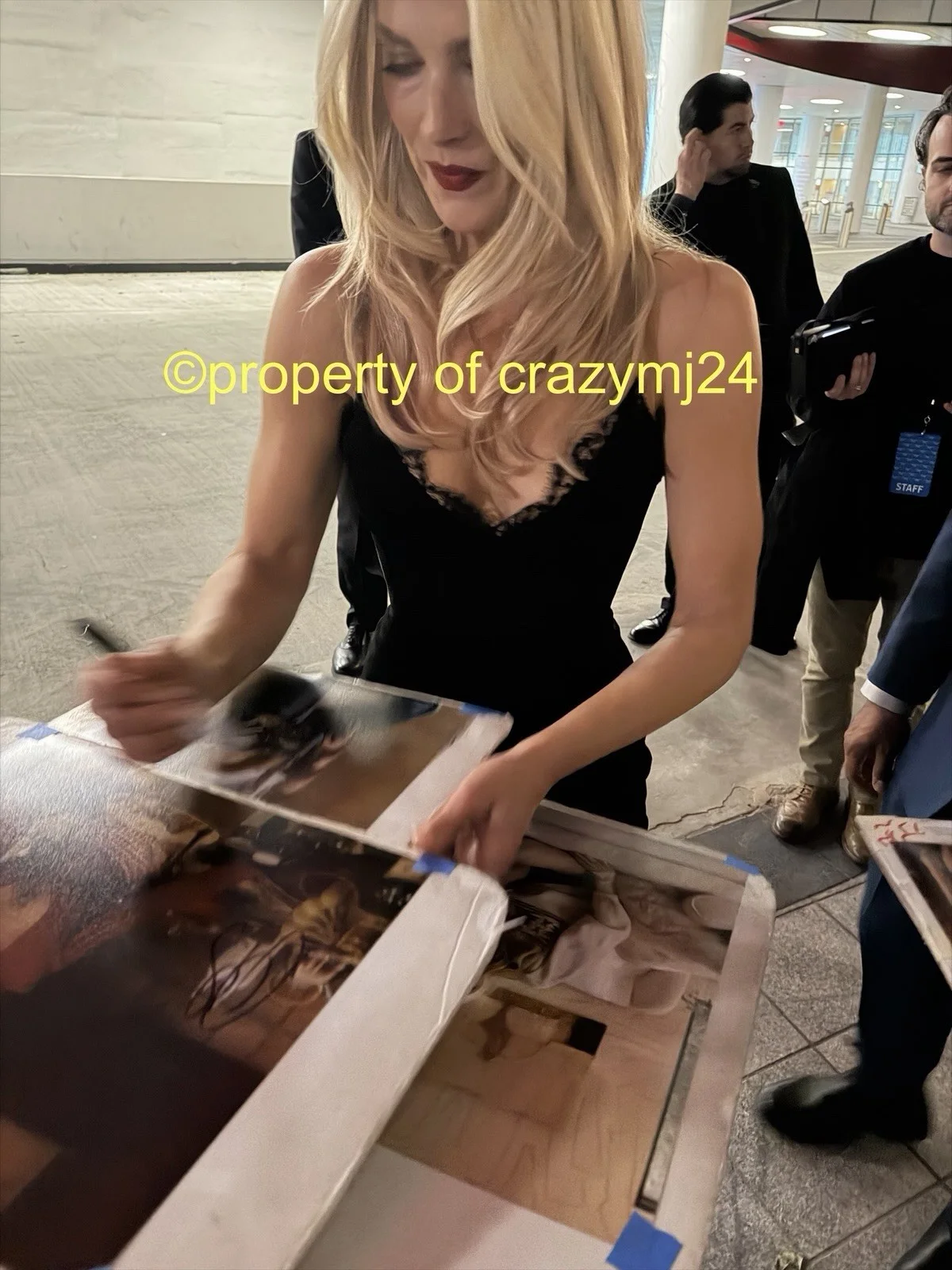 Ali Larter Signed 11x14 Sexy The Landman Resident Evil Autograph PROOF SWAU COA, изображение 3