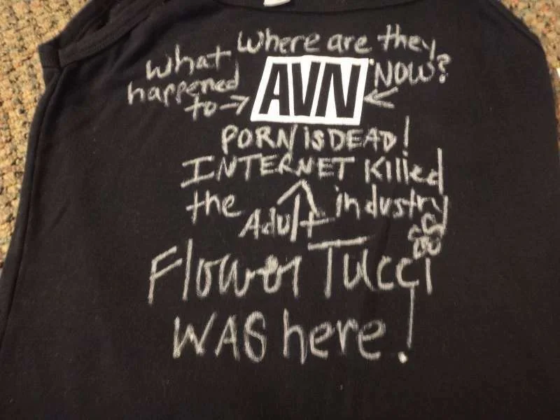 FLOWER TUCCI - XXX Adult Film Porn Star Personal Worn Signed Shirt & Photo LQQK, изображение 2