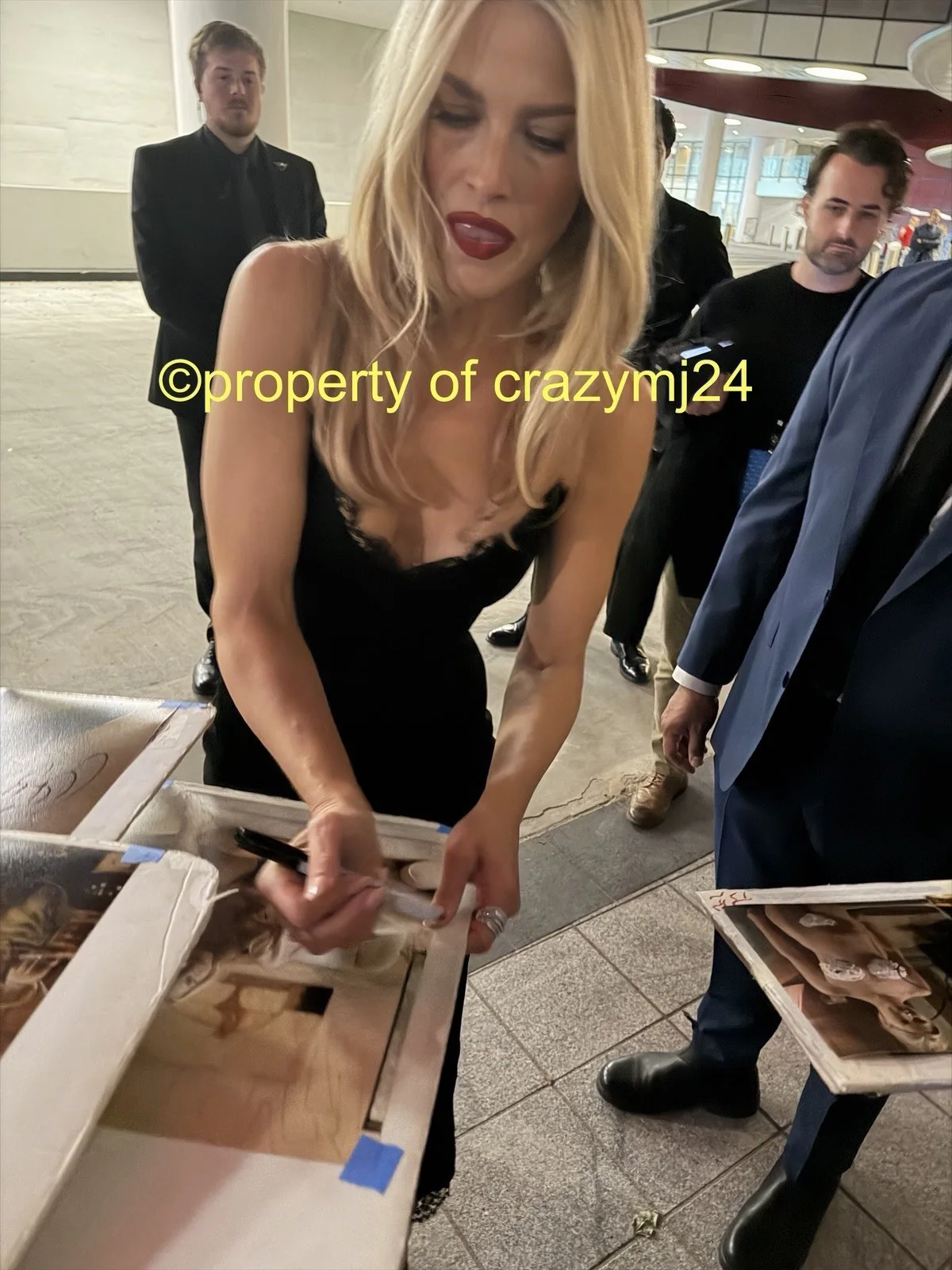Ali Larter Signed 11x14 Sexy Feet Landman Photo Autograph Exact PROOF SWAU, изображение 3