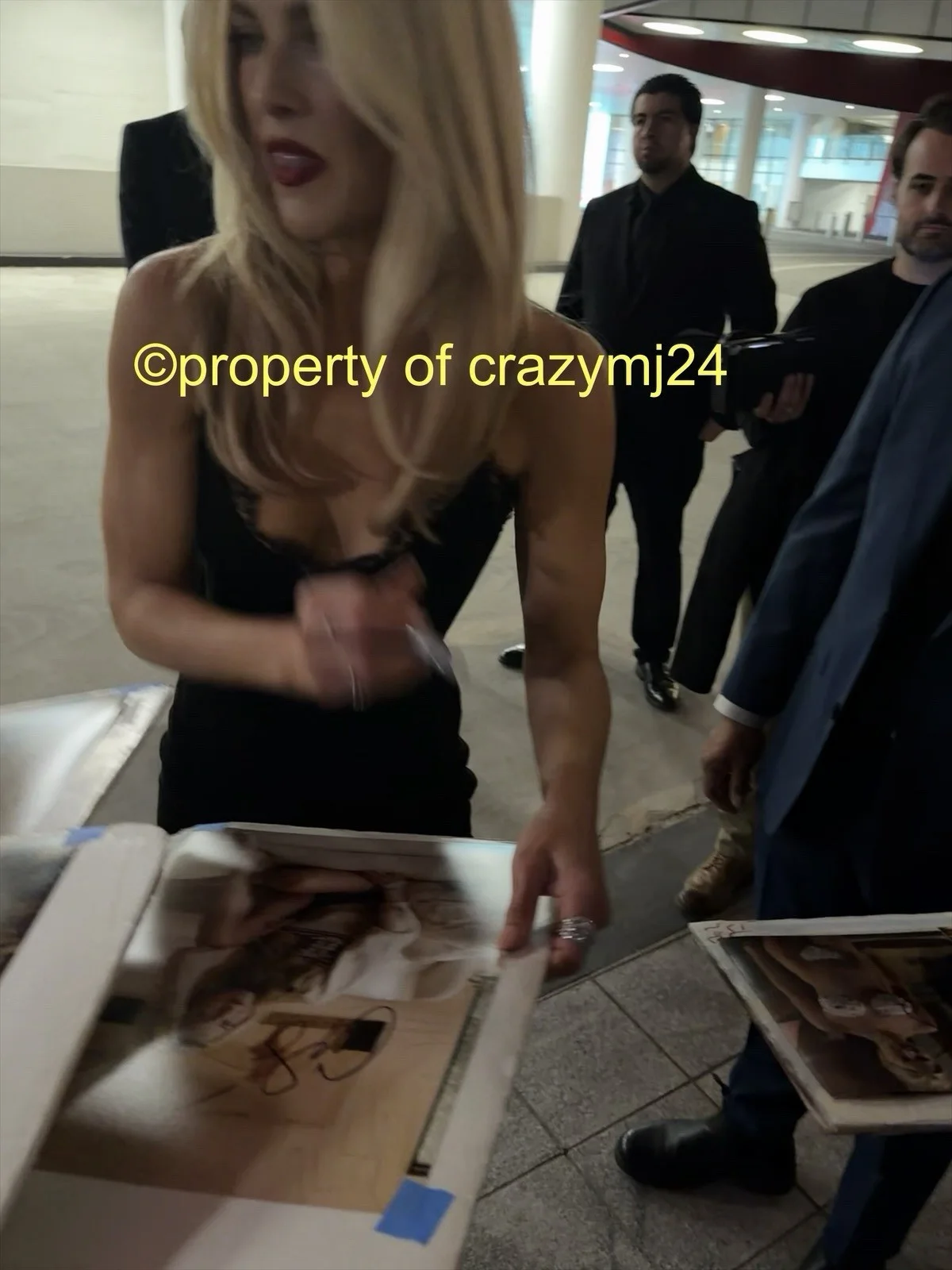 Ali Larter Signed 11x14 Sexy Feet Landman Photo Autograph Exact PROOF SWAU, изображение 4