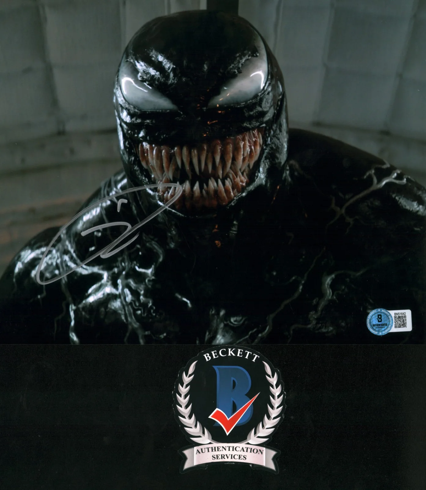 tom hardy — TOM HARDY SIGNED VENOM EDDIE BROCK MARVEL SYMBIOTE 8X10 BECKETT BAS COA