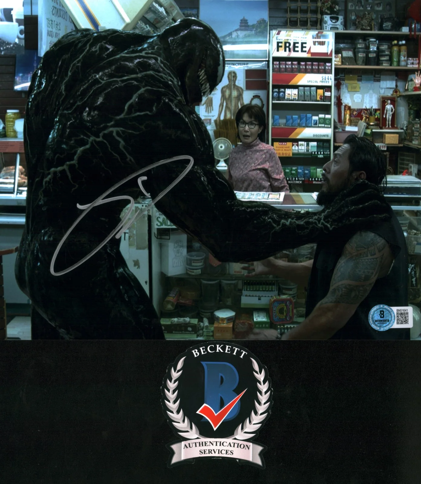 tom hardy — TOM HARDY SIGNED VENOM EDDIE BROCK MARVEL SYMBIOTE 8X10 BECKETT BAS COA
