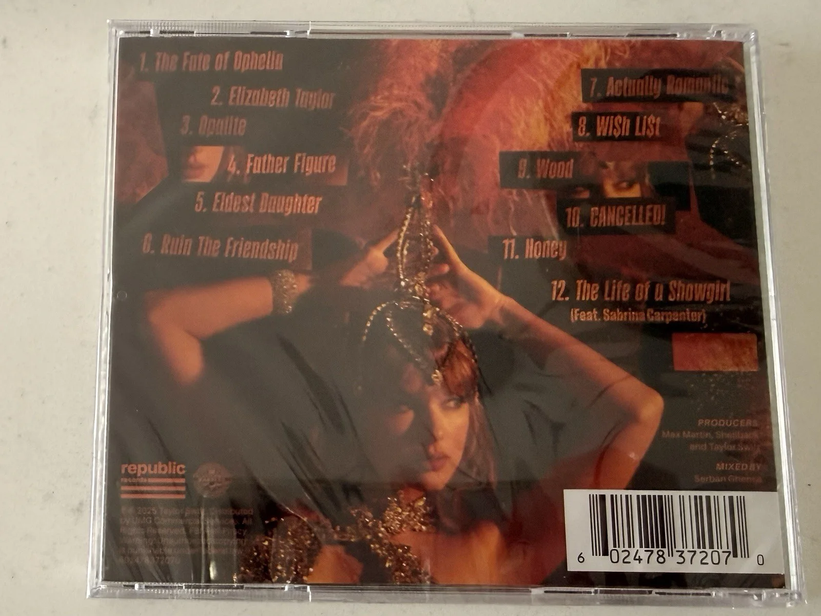 Taylor Swift- The Life Of A Show Girl 1 CD With Signed Photo, изображение 2