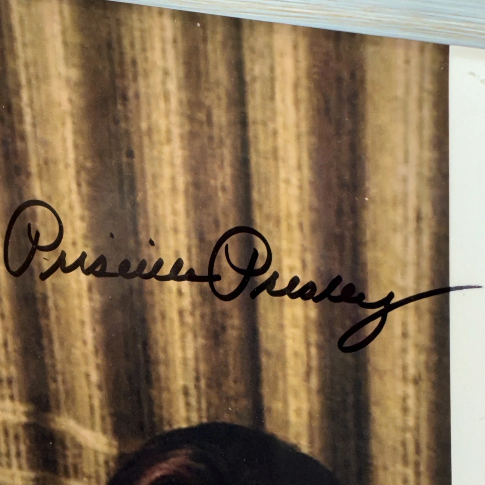 Priscilla Presley Framed Autograph 11 X 14 With Elvis And Lisa Marie ( JSA), изображение 2